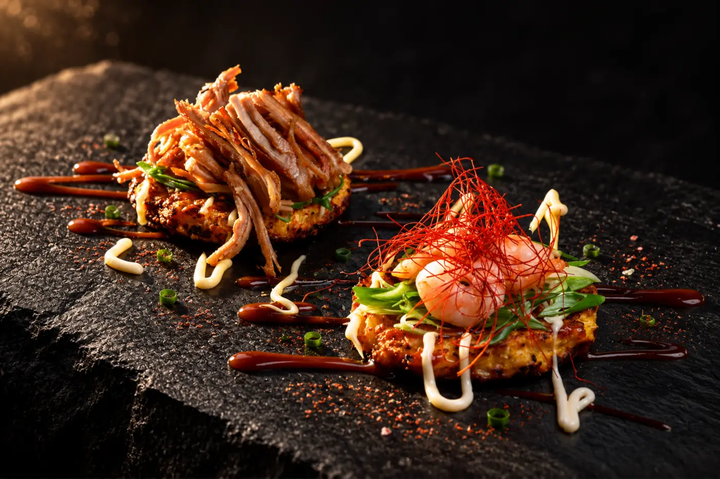 Okonomiyaki, tradiční pečené japonské placky, tři kusy